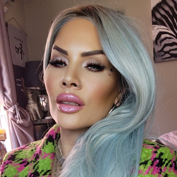 HI MY NAME LEX WELCOME TO MY CLOSET ! - Picture 1 of 1